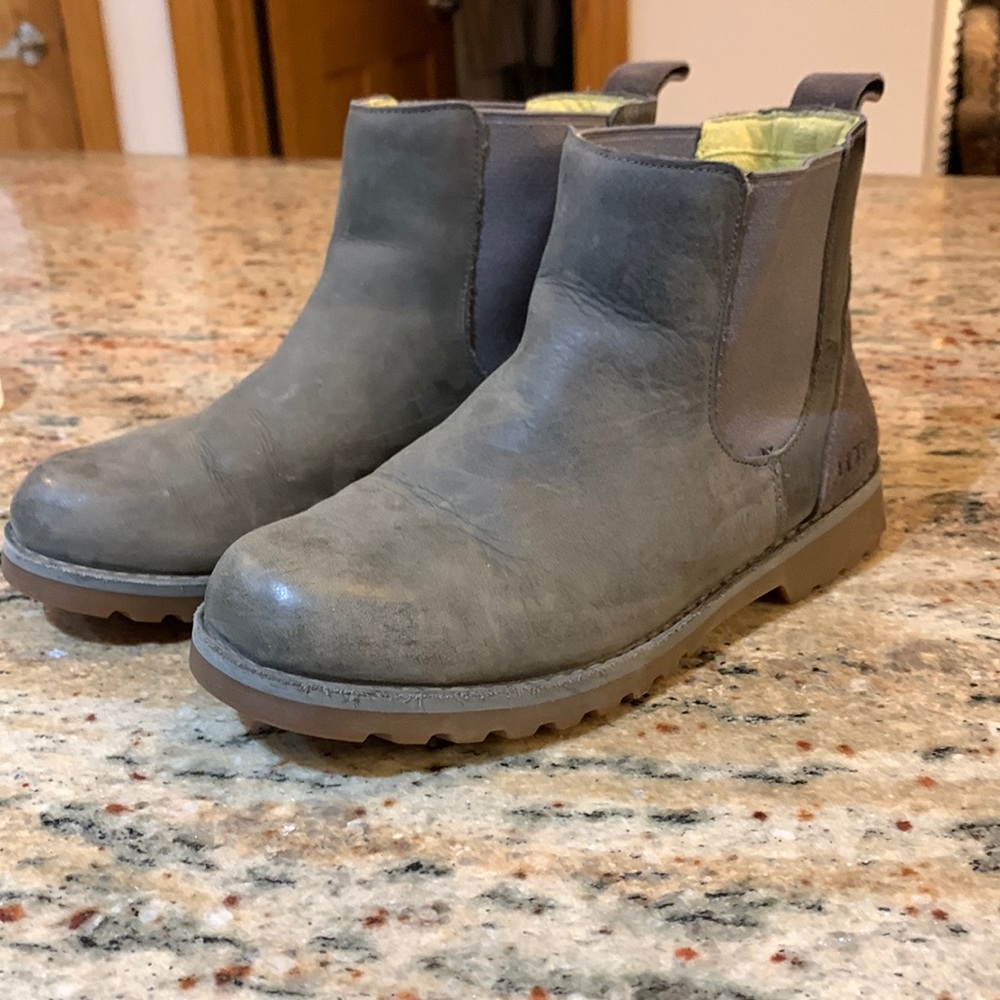 Girls size 3 Ugg boot.